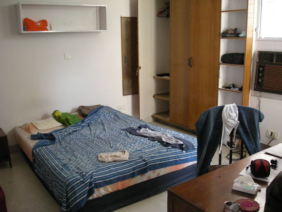 Mein Haupt-Aufenthaltsraum: Bett, Schreibtisch; Bad ist direkt angeschlossen.