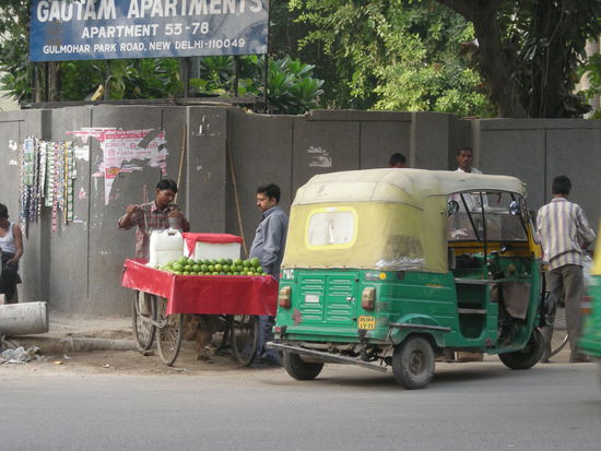 Eine Rikschaw macht Pause an der Safttheke auf der Strasse