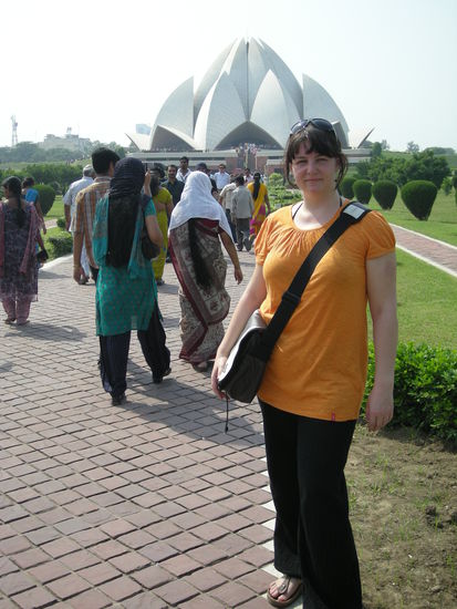 Denise vor dem Lotus-Tempel