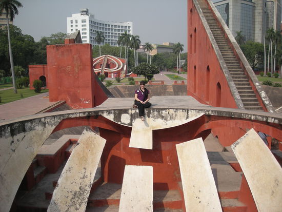 ein Ueberblick ueber das Gelaende von Jantra Mantra - Denise mittendrin