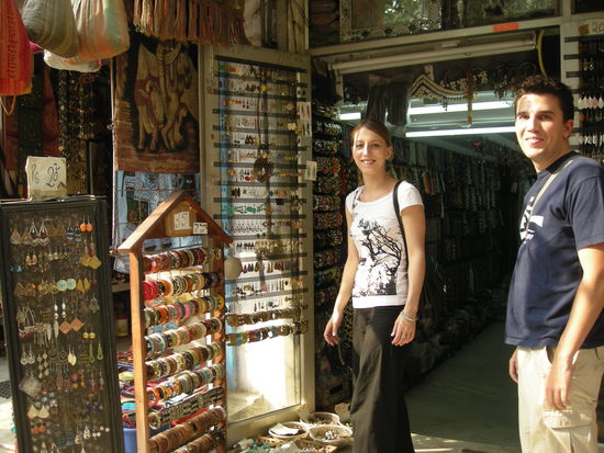 Ohrringe und Armreifen bis zum Umfallen auf dem Main Bazaar - Sandra und Patrick