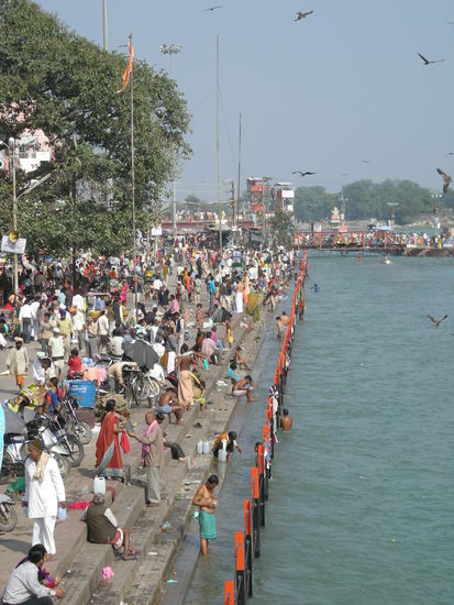 Am Ghat wird gebadet, gewaschen, getrunken, alles, was man mit heiligem Wasser so machen kann