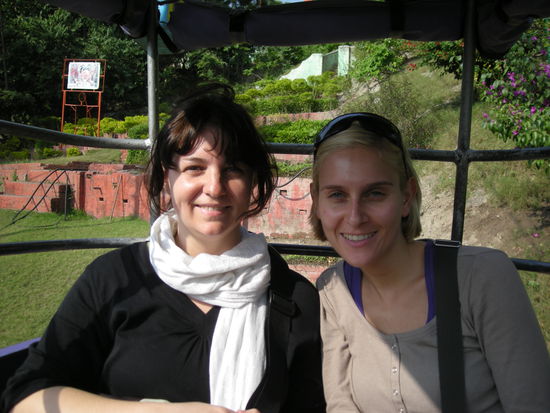 Denise und Helene in der entspannten, aber viel zu kurzen Seilbahn