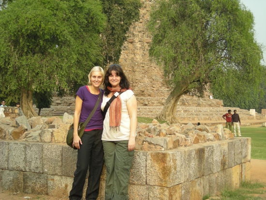 Helene und Denise - Qutb Minar Komplex