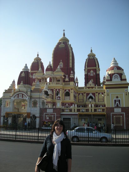 Denise vor dem Birla Mandir Tempel