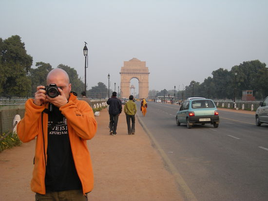 Alex -wie immer- bei seiner Lieblingsbeschäftigung
India Gate  - Raj Path
