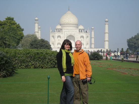 Alex und Denise vor dem Taj Mahal, wie immer schön farb-intensiv gekleidet!