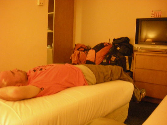 Müder Alex im Ibis Hotel