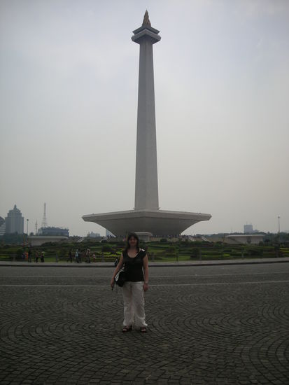 Denise vor dem MONAs auf dem Meredeka-Square