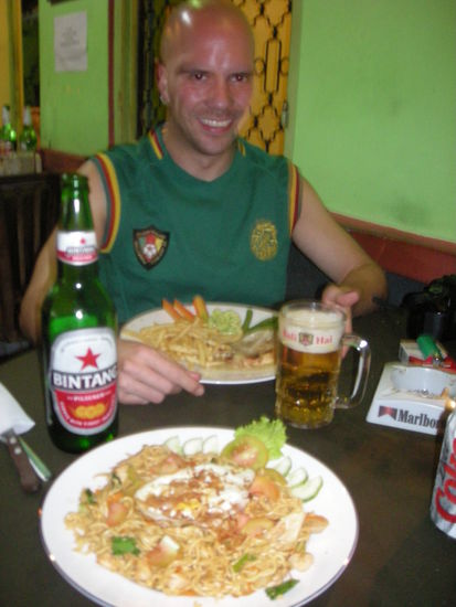 hmmm... lecker. Alex mit einem Hähnchen-Steak, ich ein Nasi Goreng mit Krabben....