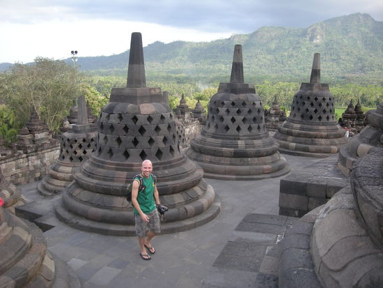 Alex zwischen den Stupa