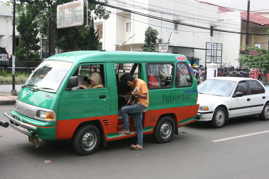 Ein Angkot. An der Ampel bekommt man live Musikunterhaltung