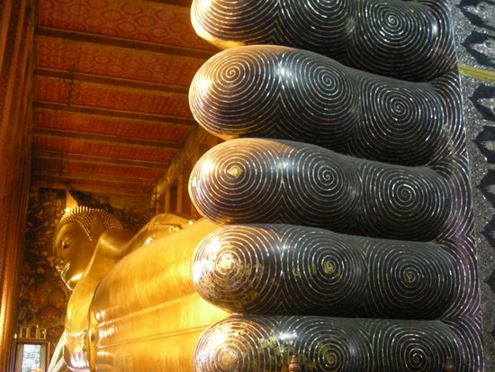 und die Fuesse scheinen noch groesser zu sein!