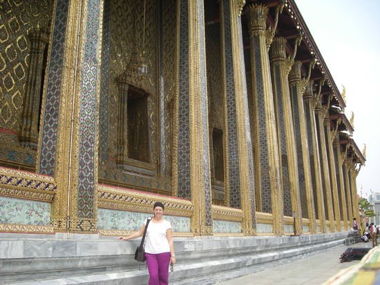 hier drin befindet sich uebrigens der smaragdgruene Buddha