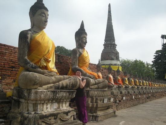 Buddhas in Reih und Glied