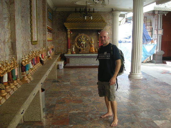 Schuhe aus, wie es sich gehoert!