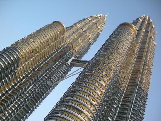 noch daemmert es... der Mond ist aber schon zwischen den Tuermen ganz klein zu sehen