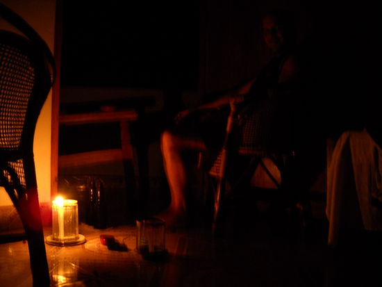 bei Stromausfall und Kerzenschein