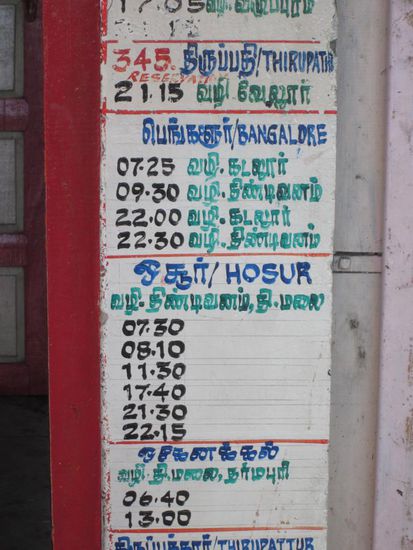 Fahrplan am Bahnhof Pondy, den Bus um 9.30h nach Bangalore haben wir genommen (Rs 128 p. P.)