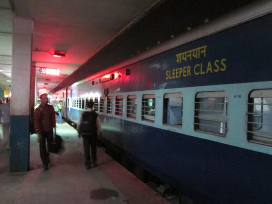 die Erlösung nach der Busfahrt: der Nachtzug nach Hospet in der Sleeper Class (Rs 552 für uns beide)