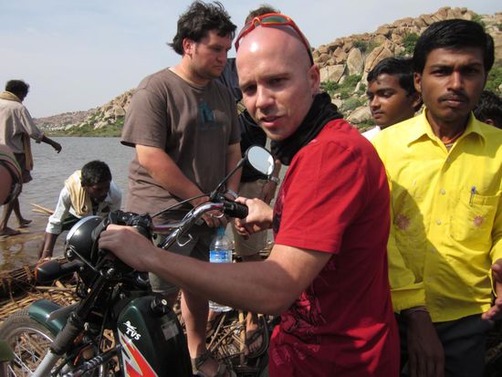 drauf sind wir schon mal... (Rs 50 für 2 Personen und Moped)