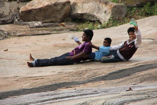 hier fährt man leere Plastikflaschen statt Schlitten!