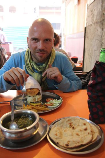 Alu Palak mit Roti und Chicken Burger