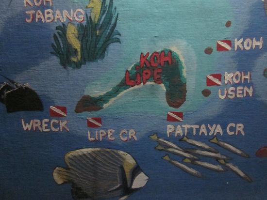 Lagebericht: wer nicht weiss, wo Koh Lipe liegt: bitteschoen! als Dipl. Geographin nutze ich natuerlich ausschliesslich massstabsgetreue Karten!
Ungefaehr bei Unterkante i war unsere Bambushuette...