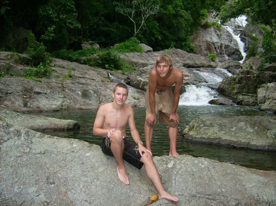 Neben dem Freizeit-Afrikaner Chris seh ich leider echt noch viel zu blass aus...real bin ich zum Glueck (hoffe ich) schon etwas gebraeunter