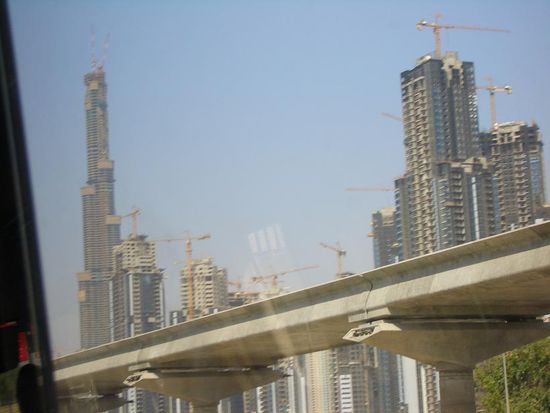 Dubai - eine grosse Baustelle.
Links das hoechste haus der welt im Bau, schon jetzt ein riesen teil