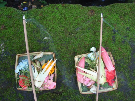 kleine Opferschaelchen fuer "good luck"