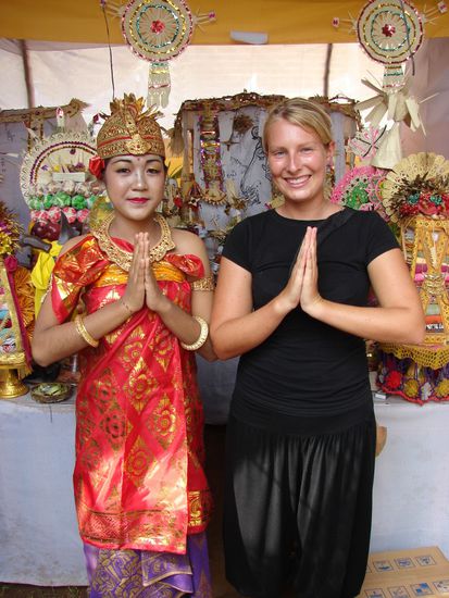 traditionelle Sarongs fuer eine Frau bei einer Zeremonie