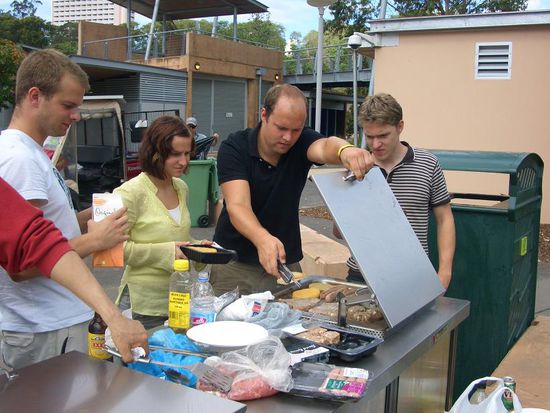 unser erstes Barbeuce im Stadtpark Brisbane, mit einigen leuten aus unserem Hostel. Ich Chefkoch...*g*