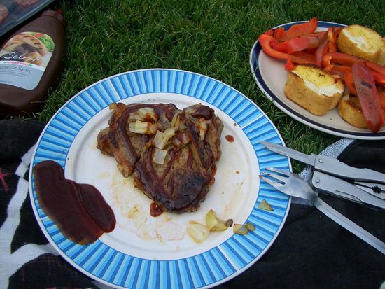 Und das ist daraus geworden, ein lecker T-Bone Steak mit Roestzwiebeln und Barbeuce Sauce, mmmhhhh....