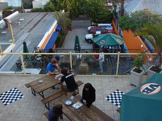 Und das ist unser Hostel, unser zu Hause der letzten zwei und naechsten drei Wochen. Oben kann man schoen draussen essen, unten ist das hostel eigene Pub, dort hab ich schon den ein oder anderen abend verbracht und auch den
Wiesnanstich gefeiert, gut das man nicht weit ins Bett hat *ggg*
