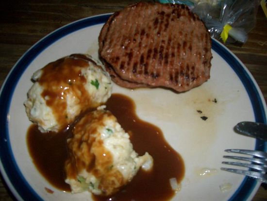 Semmelknoedel, Beef und Bratensosse aus der Mikrowelle. Die Knoedel sind uns sehr gut gelungen....