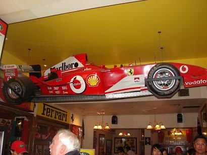 In Daniels Restaurant mit Ferrari an der Decke....