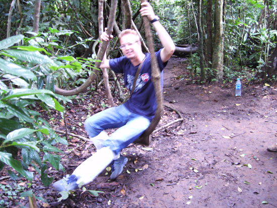 Tarzan sitzt auf einer Liane