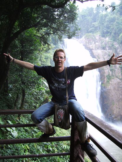 ein riesiger Wasserfall im nirgendwo