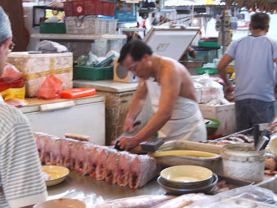 habe sogar einen Asiaten oben ohne, aber mit ner Zigarette bei der Arbeit zu schauen koennen, ist aber net dieses Bild