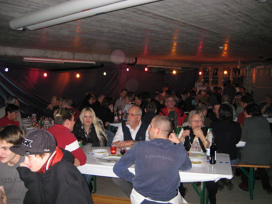 Die zum Festzelt umfunktionierte Tiefgarage mit ca. 100 Gästen