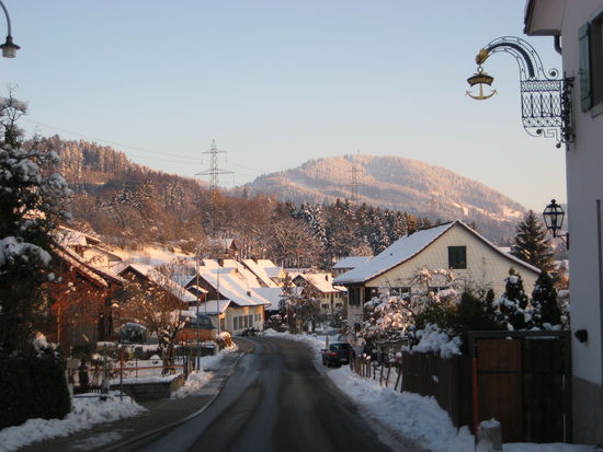 Ringwil mit Bachtel im Sonnenuntergang.