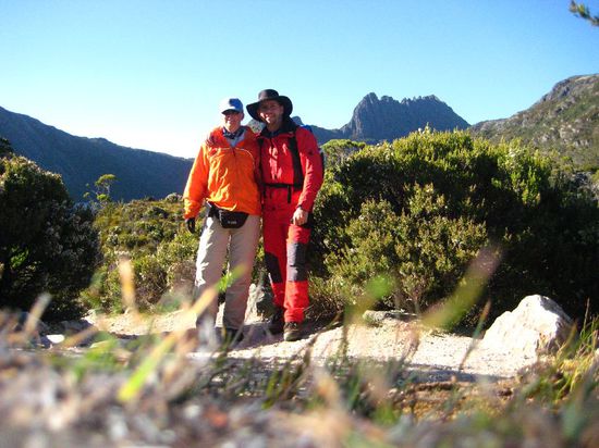 Karin und Michi vor dem Aufstieg zum Cradle Mountain (im Hintergrund)