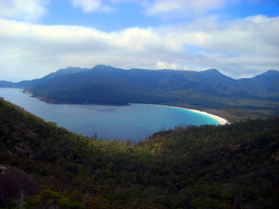 Die weltberühmte Wineglass Bay im Freycinet National Park