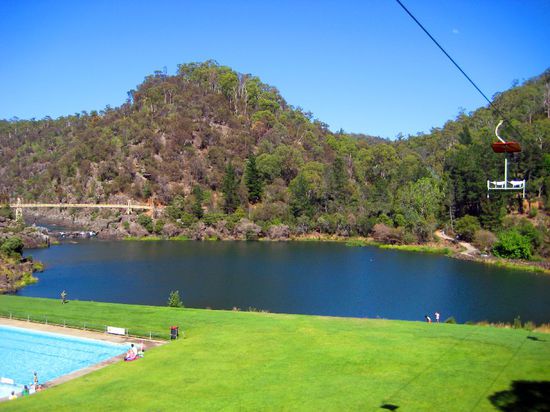 The Cataract Gorge inkl. Brücke, Sessellift und Pool (wir haben natürlich im See gebadet und nicht im Pool)