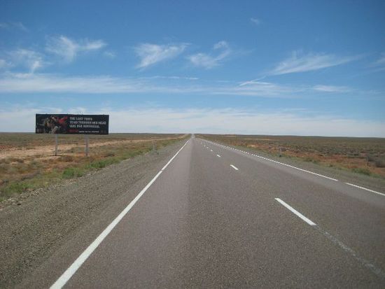 Ein typisches Stuart Highway Stück im Outback von South Australia