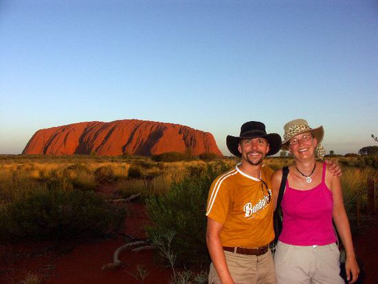 Uluru bei Sonnenuntergang mit zwei Touries...