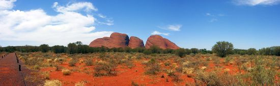 Die Kata Tjutas von der Sunset Viewing Area aus gesehen.