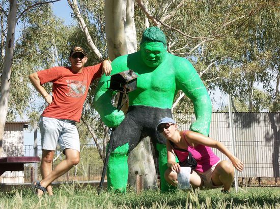 Zwei Touries in der UFO-Hauptstadt von Australien (Wycliffe Well)