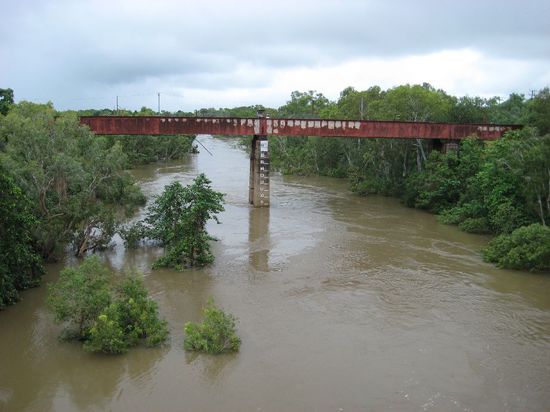 Die alte Eisenbahnbrücke von Kathrine mit Wasserstandsanzeige.